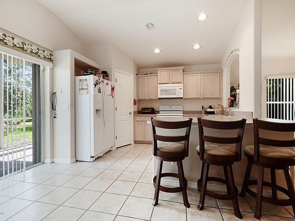 4th image of 973 Villa Dr