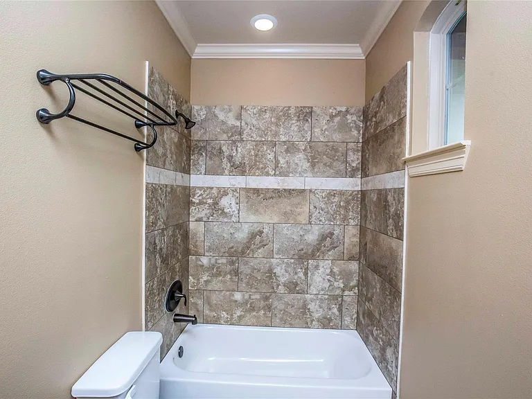 1516 Amundsen St — Photo 23
