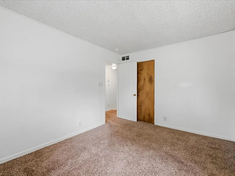 809 - 811 Riverside Rd — Photo 12