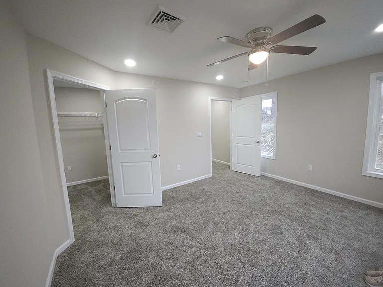 1068 Lakeland Dr — Photo 36