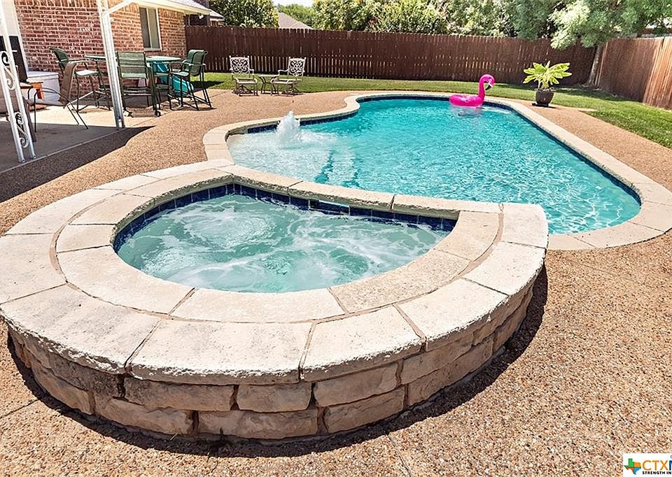 1st image of 3005 Oakwood Dr