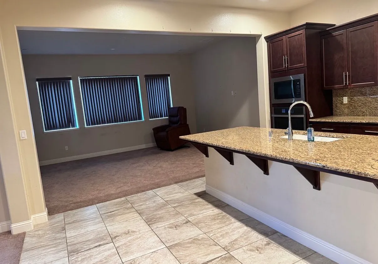 6 bed, 4.5 bath, 3500 sqft, $4,000 — Photo 3
