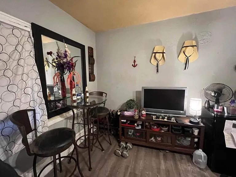 1090 Loeb St — Photo 5