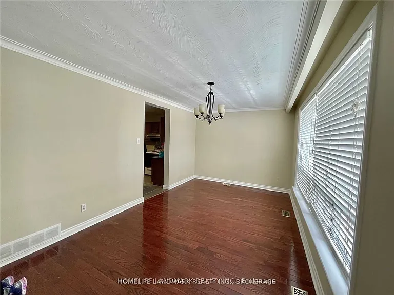 25 Edgemont Dr #UPPER — Photo 3