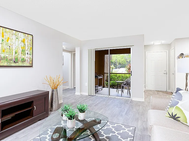 Club Lake Pointe Apartments — Photo 10