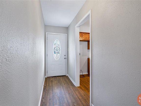 3rd image of 3914 Crestridge Dr
