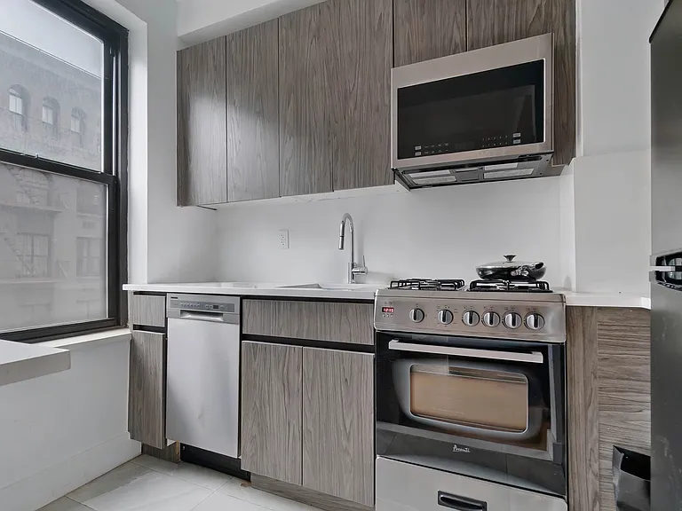 161 W 16th St #5E — Photo 2