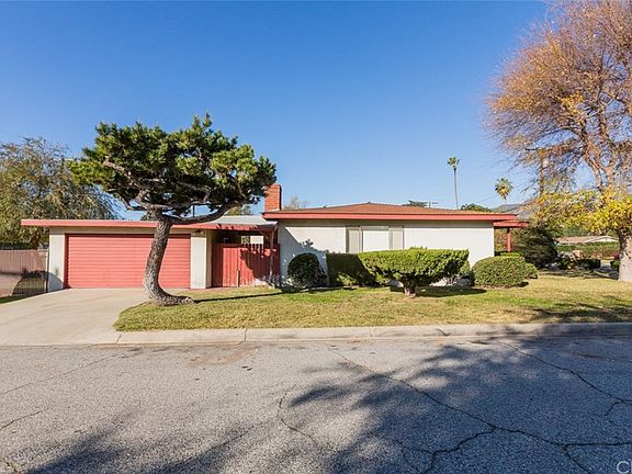 3rd image of 692 W Mariposa St