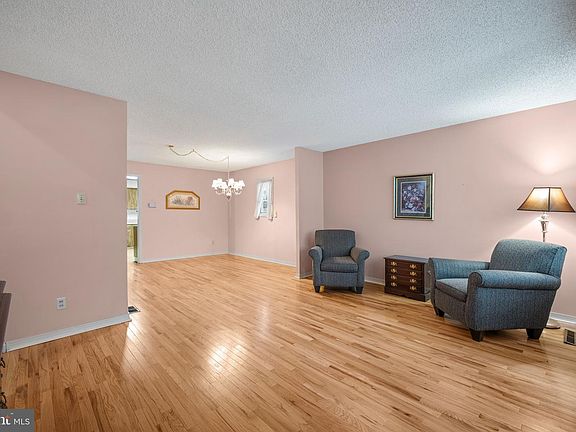 4th image of 628 Westminster Rd