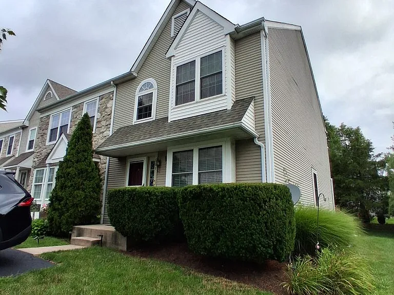 660 Longwood Rd — Photo 1