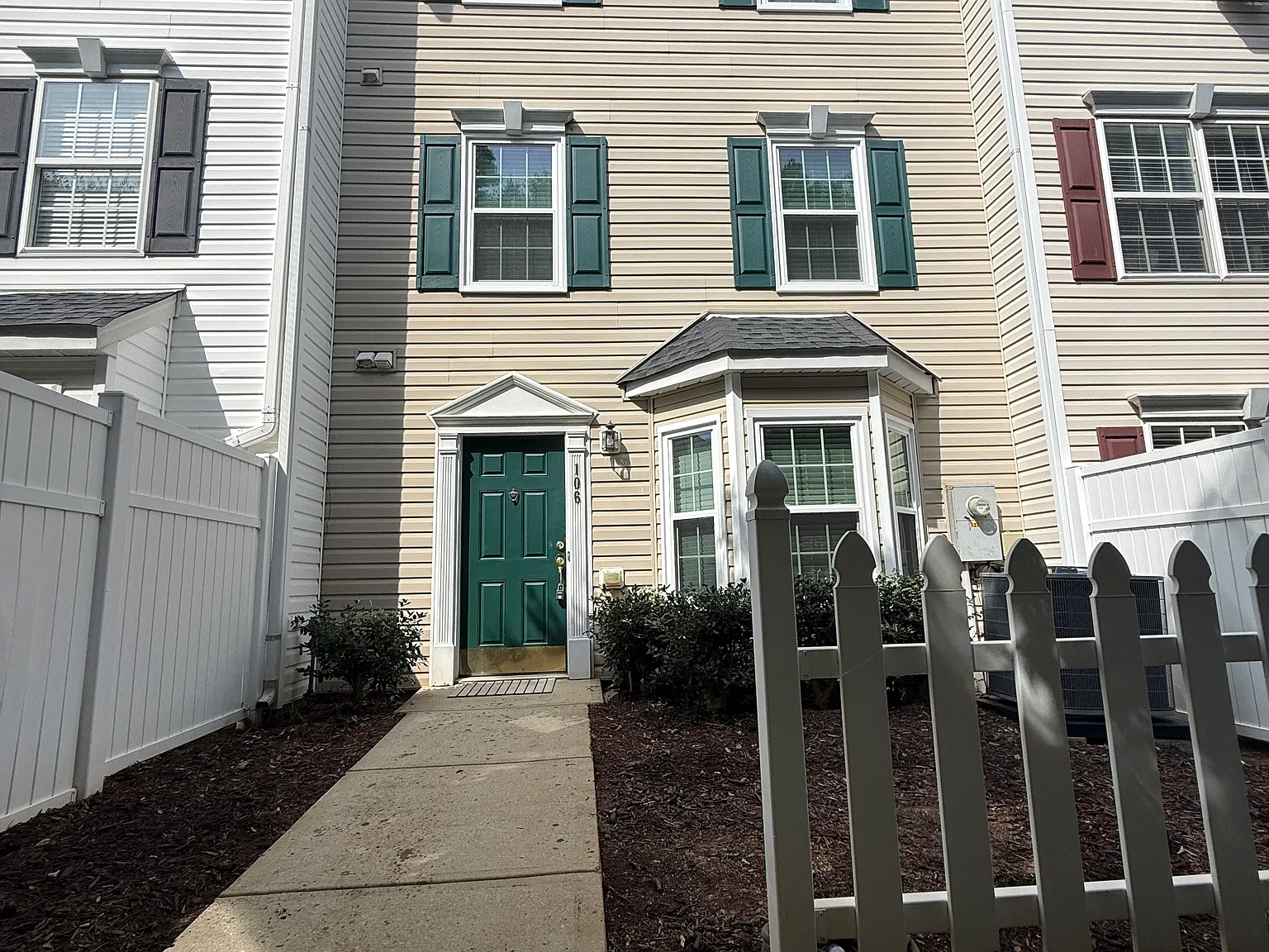 3 bed, 2.5 bath, 1561 sqft, $1,600 — Photo 1