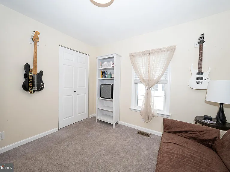 586 Summit St — Photo 28