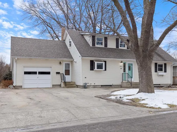 902 Willow Ave, Marshall, MN 56258