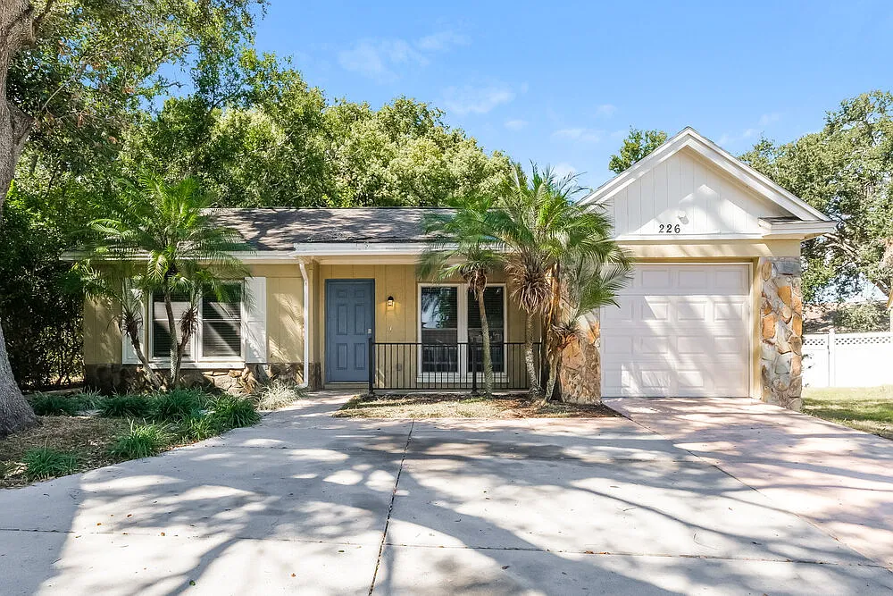 3 bed, 2.0 bath, 1176 sqft, $2,010 — Photo 1