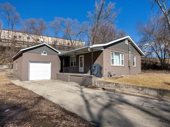 3359 Center Grove Dr, Dubuque, IA 52003