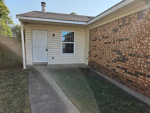 7326 NE Loop 820 Photo 1