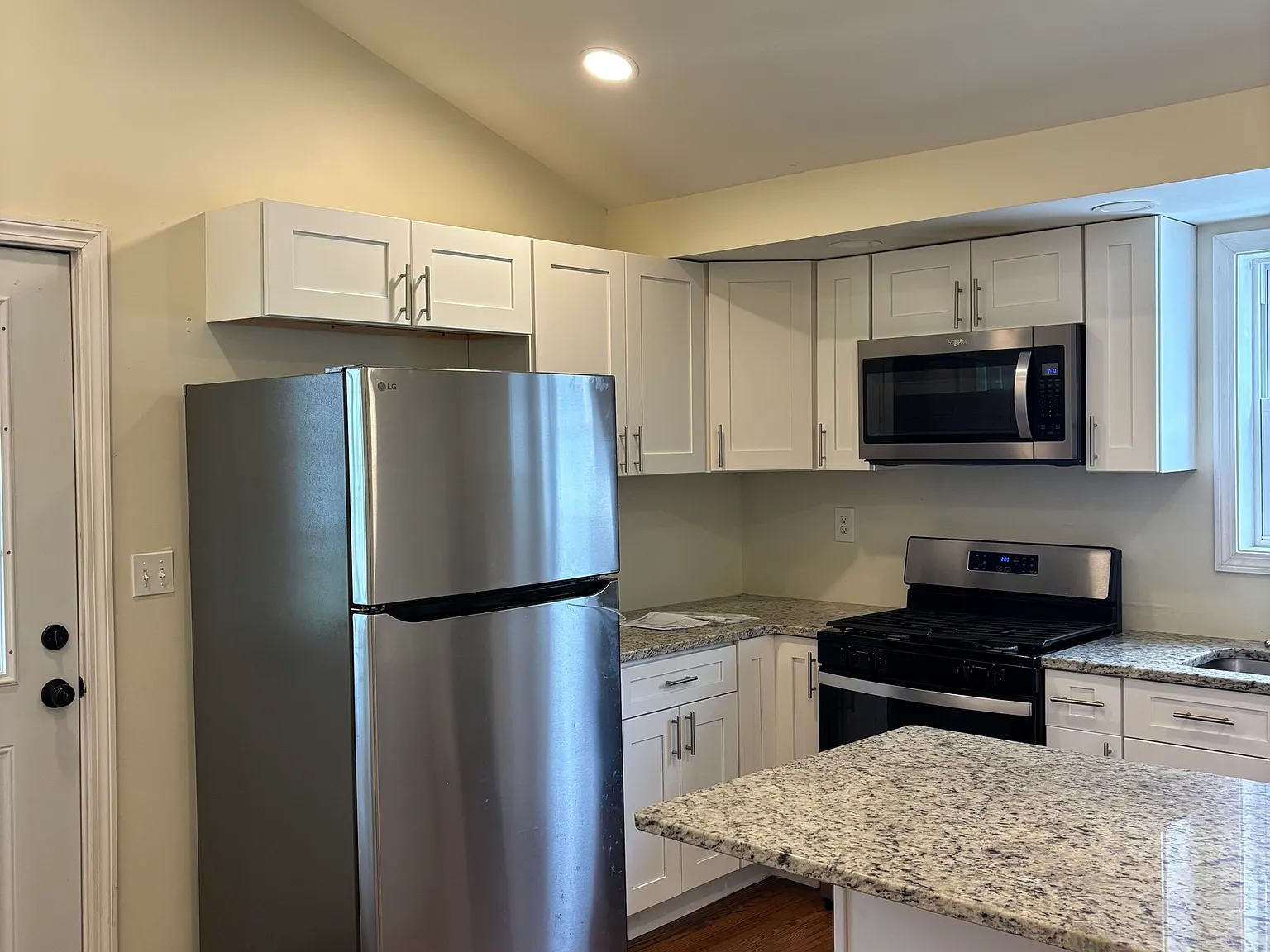 3 bed, 2.0 bath, 1608 sqft, $3,000 — Photo 4