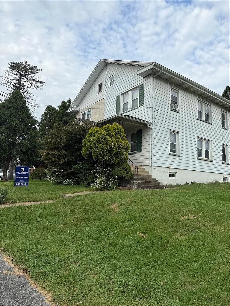 3 bed, 1.0 bath, 1312 sqft, $2,300 — Photo 1