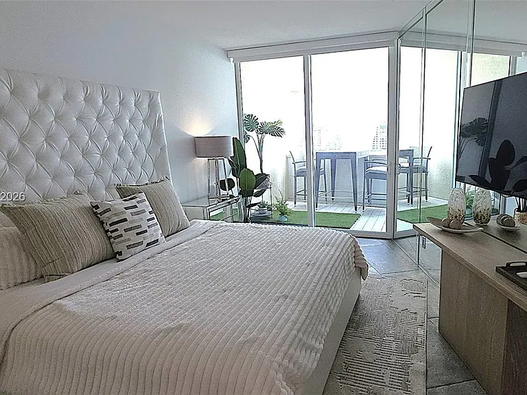 300 S Pointe Dr #908 — Photo 11