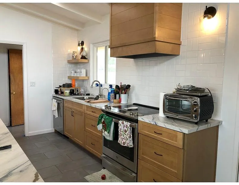 Shared kitchen - Eucalyptus Ave