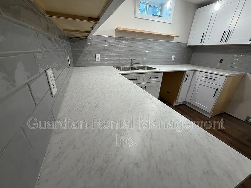 Building Photo - 182 Seneca Cres #LOWER