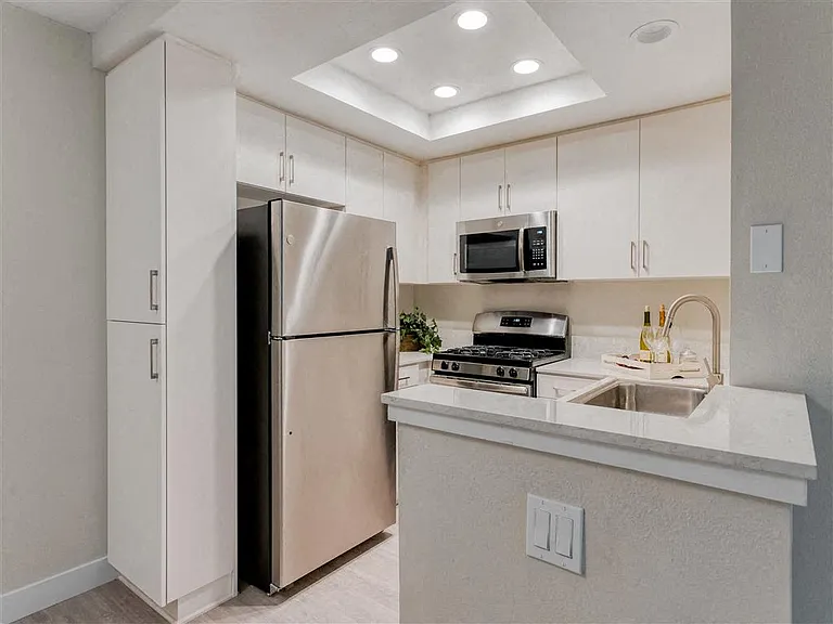 Laguna Gardens Apts. — Photo 12