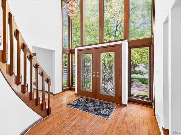 5th image of 8027 Berkshire Dr