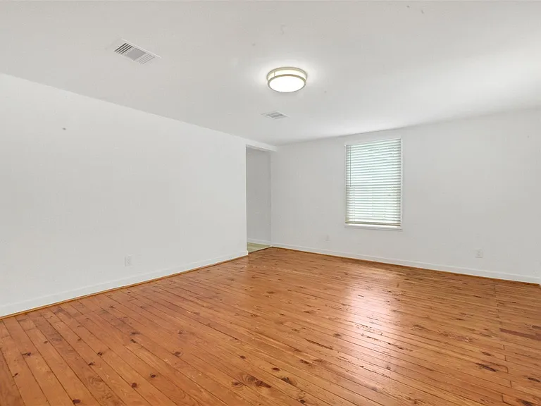 129 E 31st 1/2 St — Photo 6
