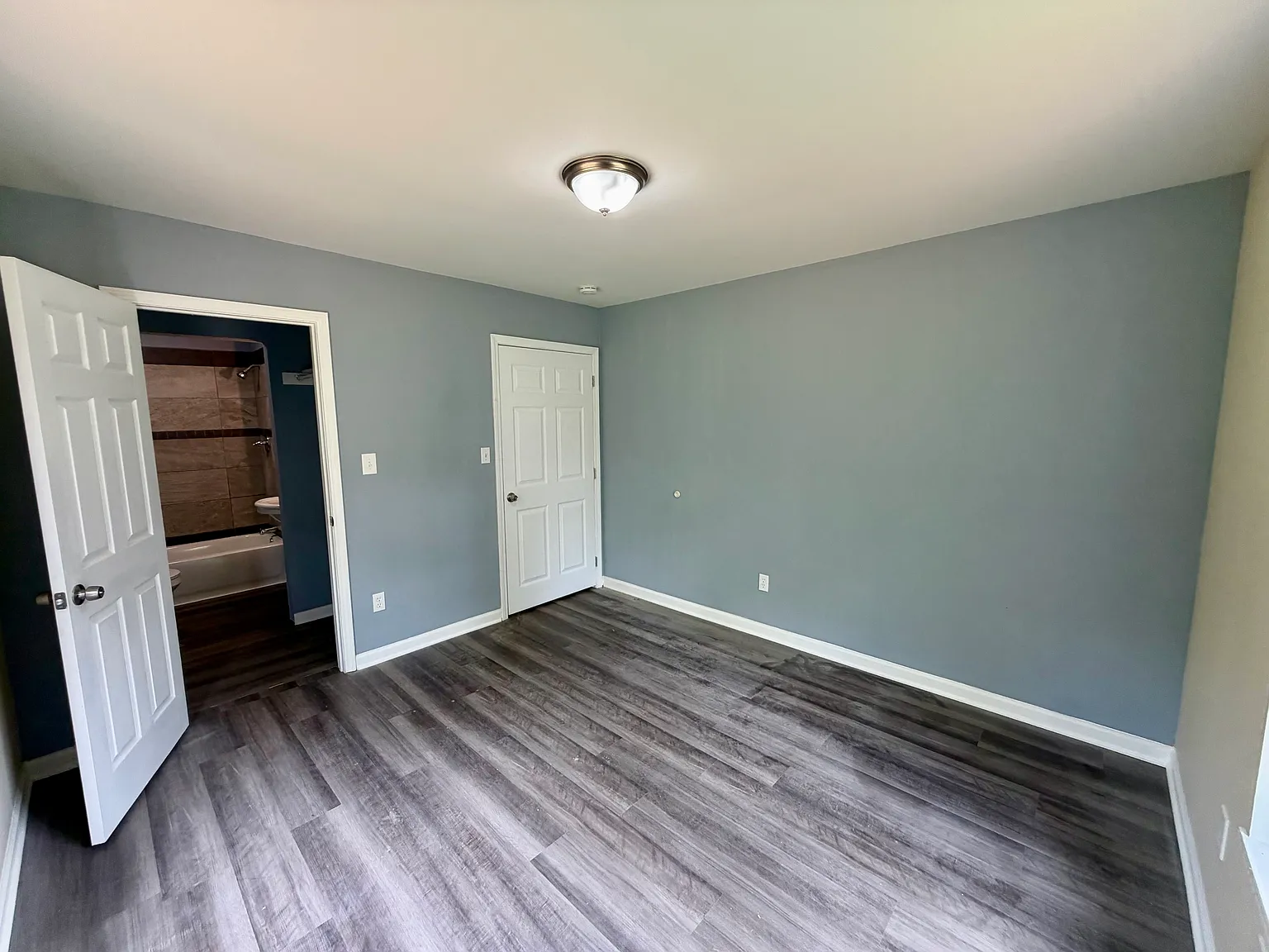 3 bed, 1125 sqft, $2,100 — Photo 3