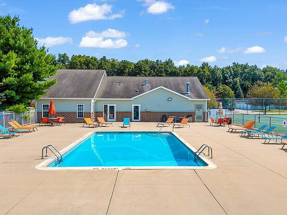 Pool at Somerset Park Apartments