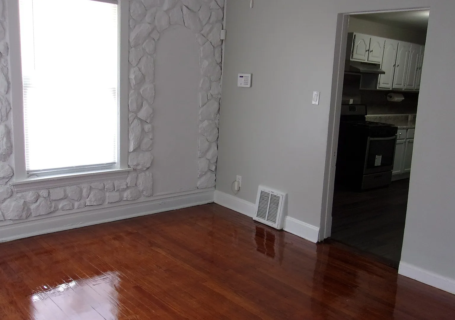5 bed, 930 sqft, $2,220 — Photo 3