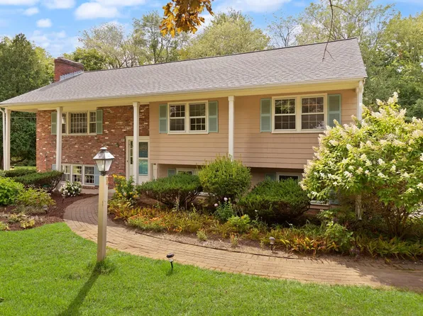 12 Old Stagecoach Rd, Bedford, MA 01730