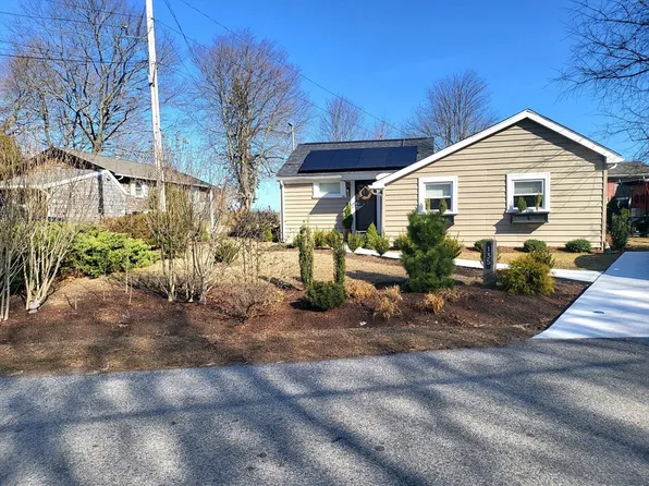 135 Namquid Dr, Warwick, RI 02888