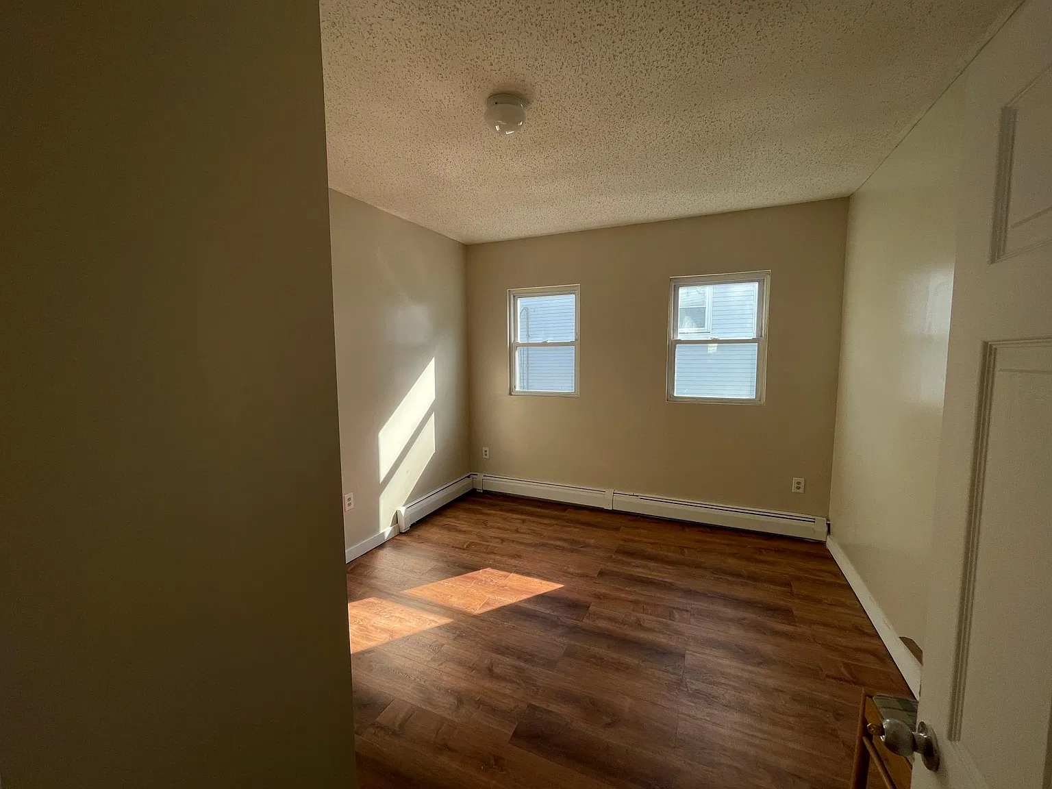 3 bed, 2000 sqft, $2,950 — Photo 2
