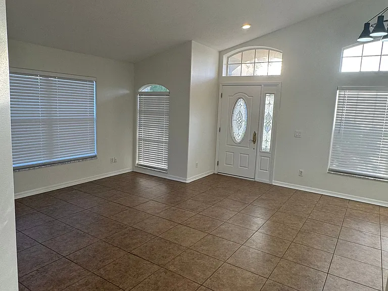 1823 Ashton Dr E — Photo 9
