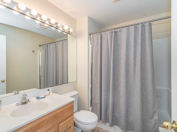 4th image of 1724 W Barry Ave #1