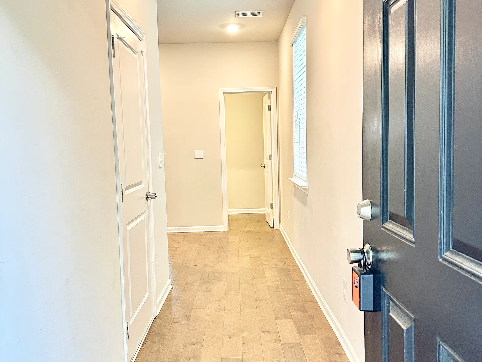 3 bed, 2.5 bath, 1876 sqft, $2,400 — Photo 2