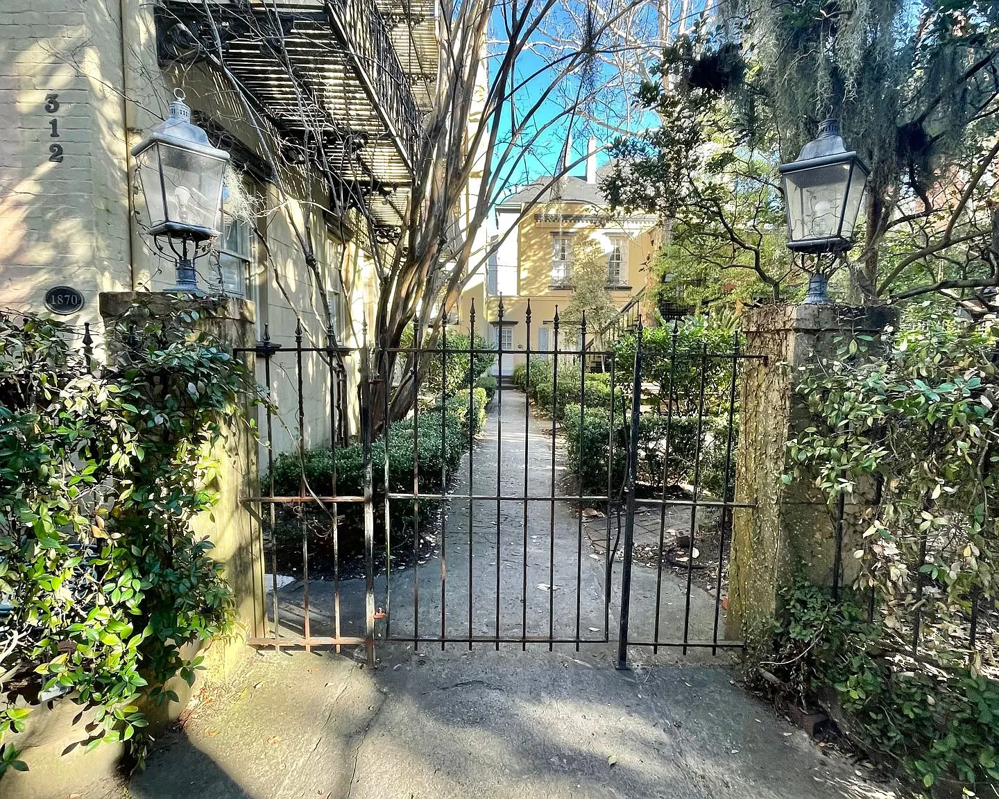 Charming 1 Bedroom, 1 Bathroom Courtyard Apartment in Downtown Savannah — Photo 3