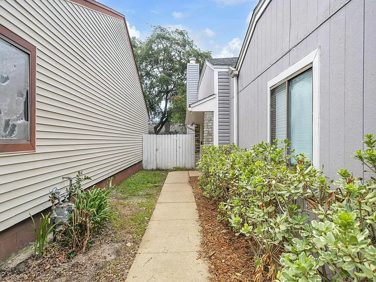 3930 Balsam Dr — Photo 3
