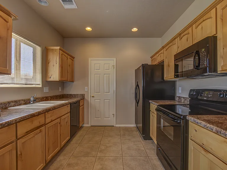 7839 E Loos Dr — Photo 8