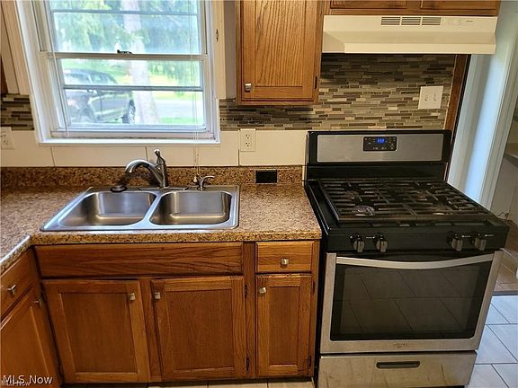 4th image of 220 Robert Dr