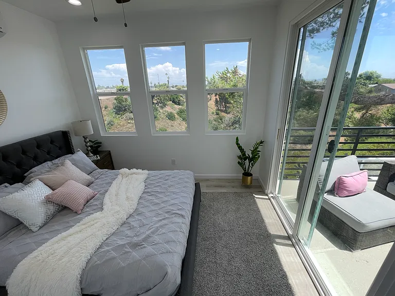 4327 Clairemont Dr — Photo 7
