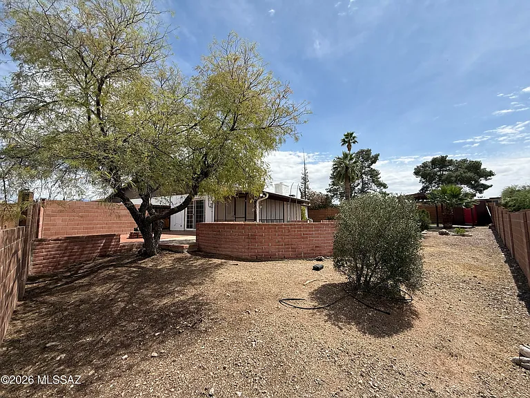 625 N Brown Ave — Photo 2