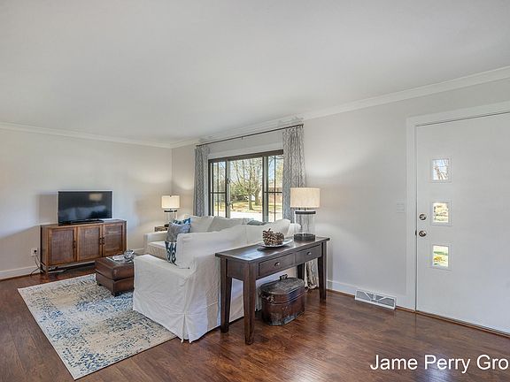 3rd image of 225 Roberta Jayne Dr SE