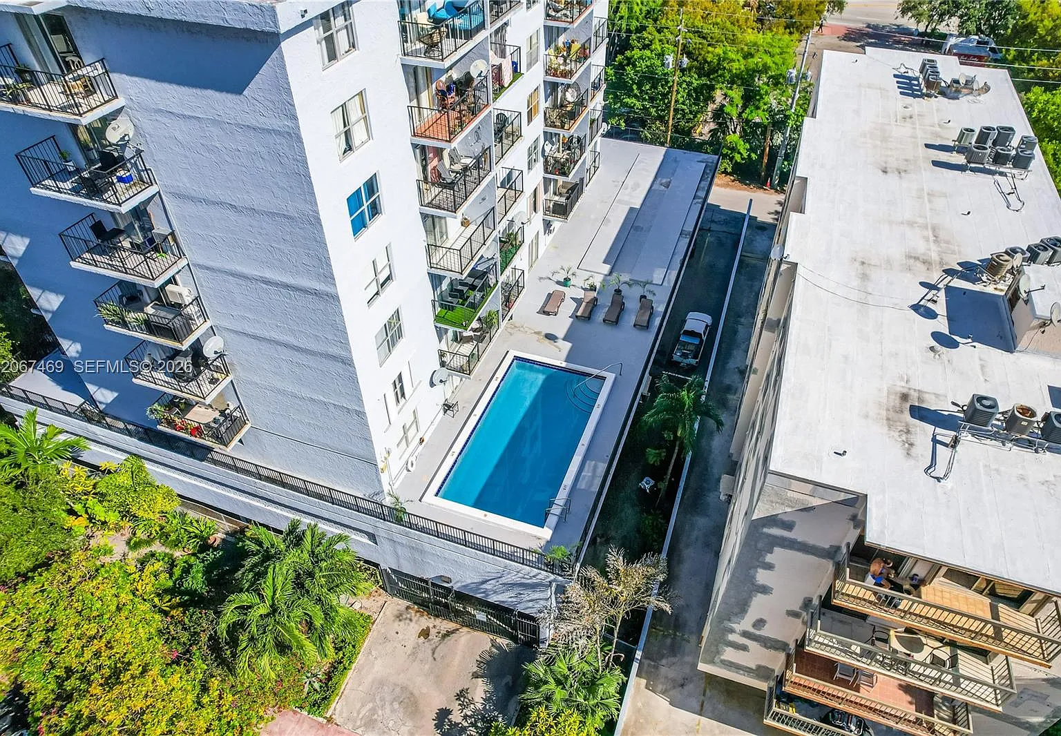 Baycourt Towers Condo — Photo 1