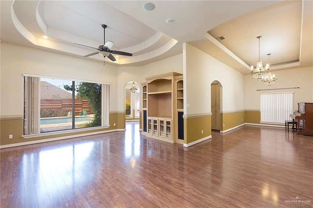 3 bed, 4.0 bath, 2441 sqft, $2,600 — Photo 2
