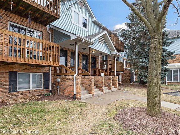 3rd image of 313 Pinewood Cir #313