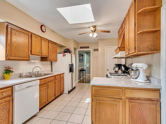 4th image of 9956 Edmil Ave