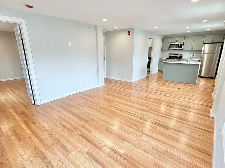 18 Cedar St — Photo 2