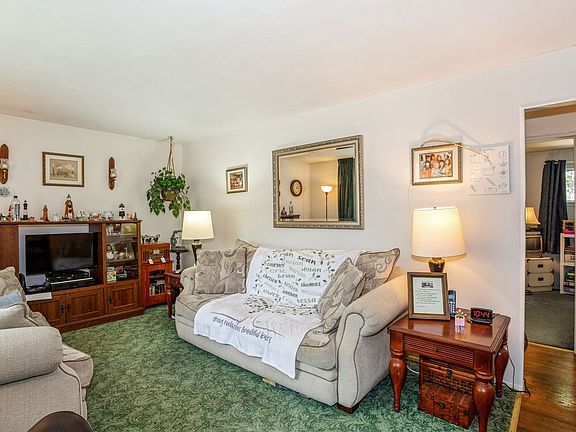 4th image of 218 Fruitwood Ln